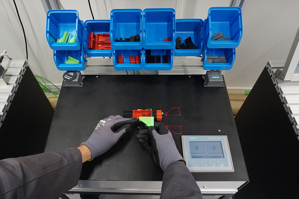 Laserbasierte Werkerassistenz in der Automobilmontage 