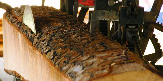Log alignment in sawmills