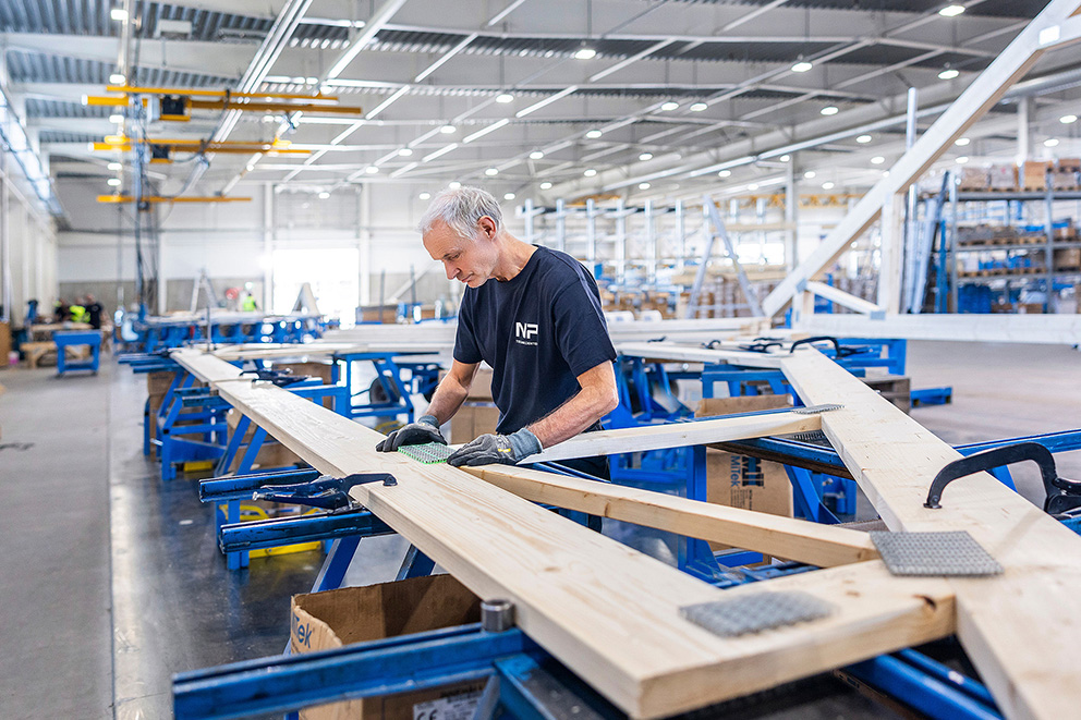La projection laser rationalise la production de fermes de toit chez NP Nilsson